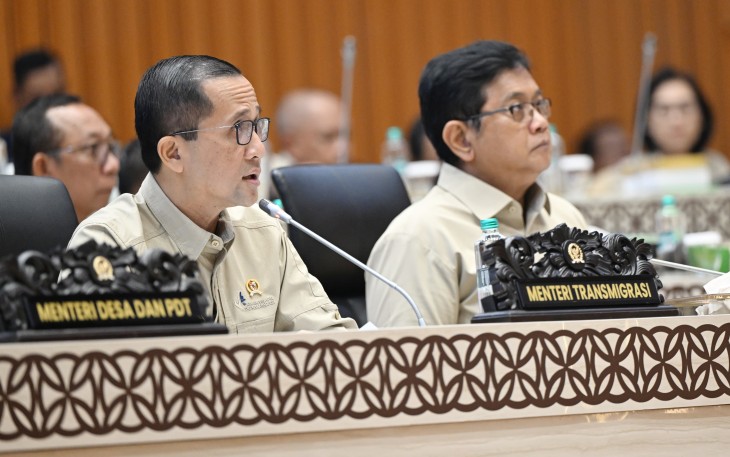 Menteri Transmigrasi M. Iftitah Sulaiman Suryanagara dalam Rapat Kerja Komisi V DPR RI bersama Kementerian Transmigrasi, Selasa (3/2).
