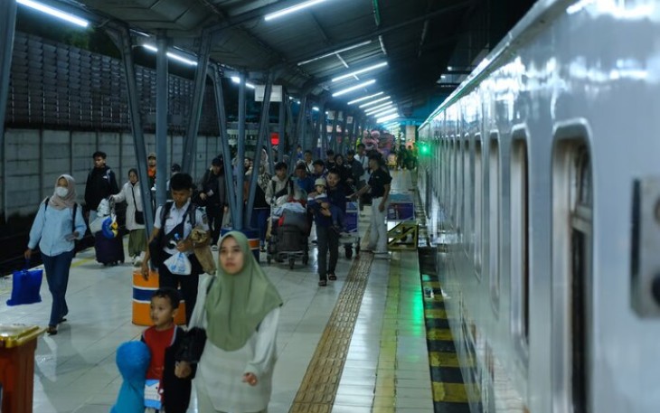 Penumpang kereta api saat tiba di stasiun Kertapati