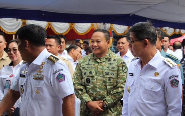 Dandim 1310/Bitung, Letkol Inf Dewa Made DJ saat turut mendampingi Gubernur Sulut pada kegiatan pemantauan pasar murah di Kota Bitung