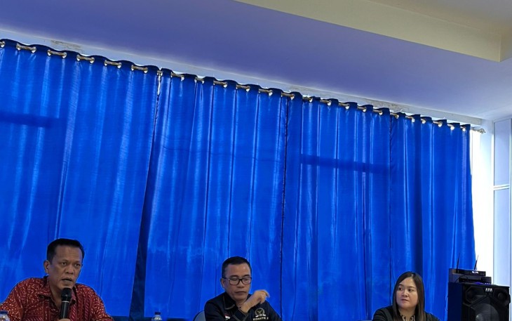 Kacang Pelni Bitung (Kemeja Merah) saat menyampaikan kesiapan Pelni dalam menghadapi arus mudik lebaran pada Kunker DPD RI dapil Sulawesi Utara