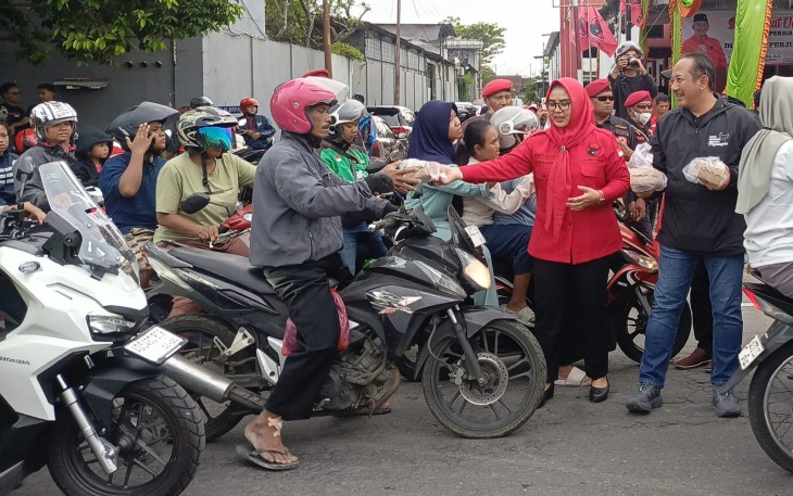 Acara bagi takjil kepada masyarakat dan pengendara yang melintas di Jalan Lawu, depan Kantor DPC PDIP Karanganyar, Jumat (27/2/2026) sore.