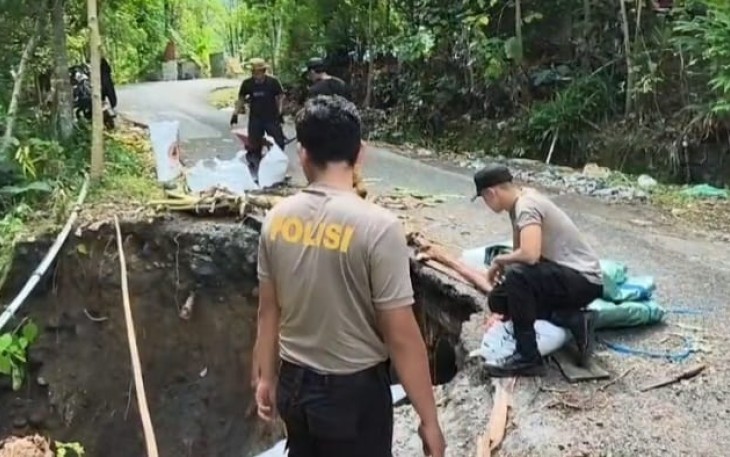 Gotong Royong Polres Lumajang dan Warga Pasang Ratusan Bronjong di Lokasi Longsor