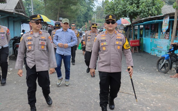 Kapolres Lumajang AKBP Alex Sandy Siregar turun langsung meninjau sejumlah objek wisata pantai di wilayah Kabupaten Lumajang