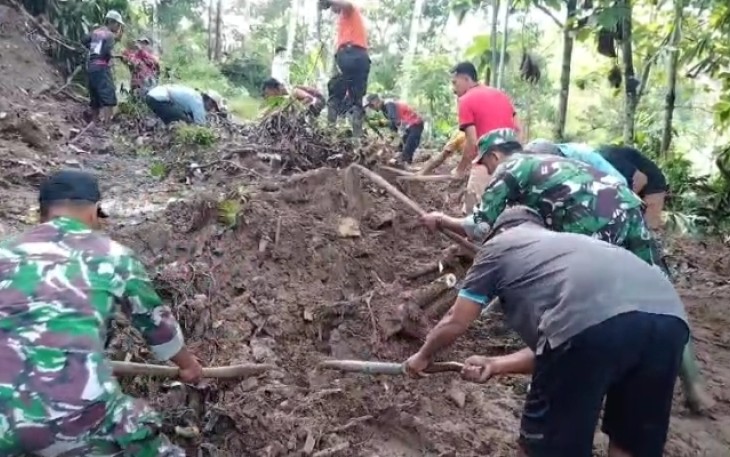 TNI dan Warga Bahu-Membahu di Tengah Bencana