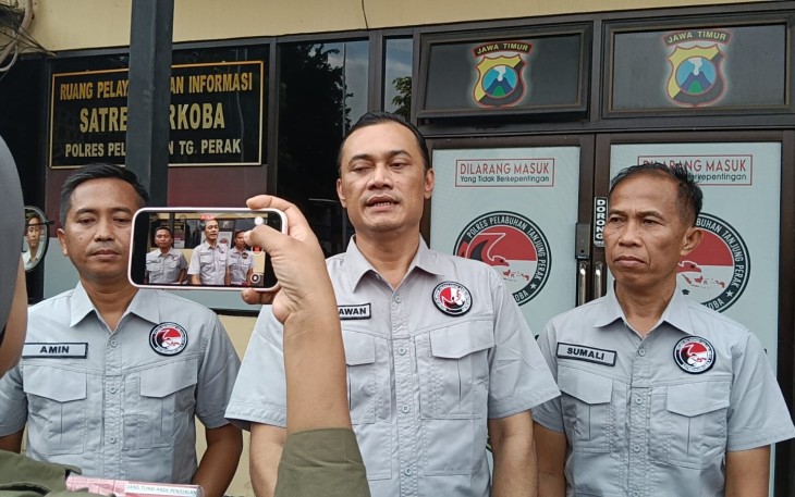 Satresnarkoba Polres Pelabuhan Tanjungperak Polda Jawa Timur berhasil mengungkap kasus peredaran narkotika jenis sabu di Jalan Wonosari, Surabaya