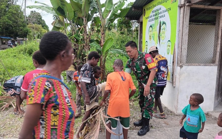 Babinsa Koramil 1710-07/Mapurujaya Ajak Warga Gotong Royong Bersihkan Halaman Gereja