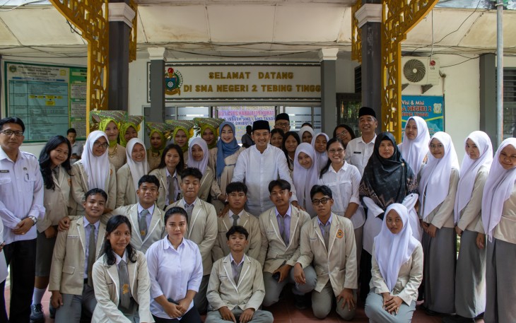 Wali Kota Tebing Tinggi, H. Iman Irdian Saragih, memberikan apresiasi setinggi-tingginya kepada ratusan siswa SMA dan SMK, baik negeri maupun swasta, yang berhasil lolos masuk Perguruan Tinggi Negeri (PTN) melalui jalur Seleksi Nasional Berdasarkan Prestasi (SNBP) Tahun Akademik 2025/2026