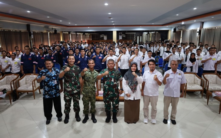 Danrem 073 Makutarama Kolonel Arm Ezra Nathanael memberikan wawasan kebangsaan di hadapan puluhan mahasiswa PEM Akamigas Cepu