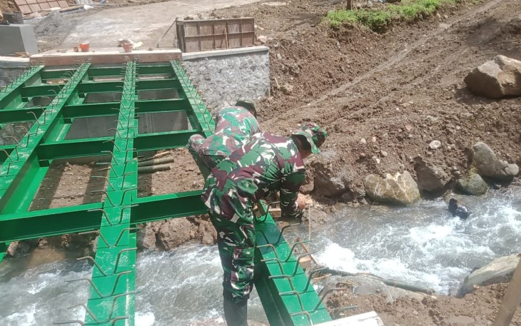 Babinsa Desa Gondanggunung Gotong Royong Bersama Warga Percepat Pembangunan Jembatan Garuda