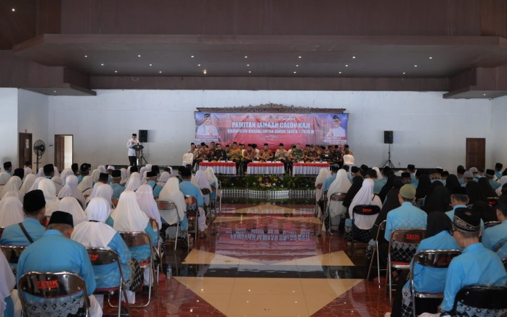 Ratusan jamaah calon haji tahun 1447 H/2026 M mengikuti prosesi pelepasan di Gedung Wanita Karanganyar, Selasa (5/5/2026)