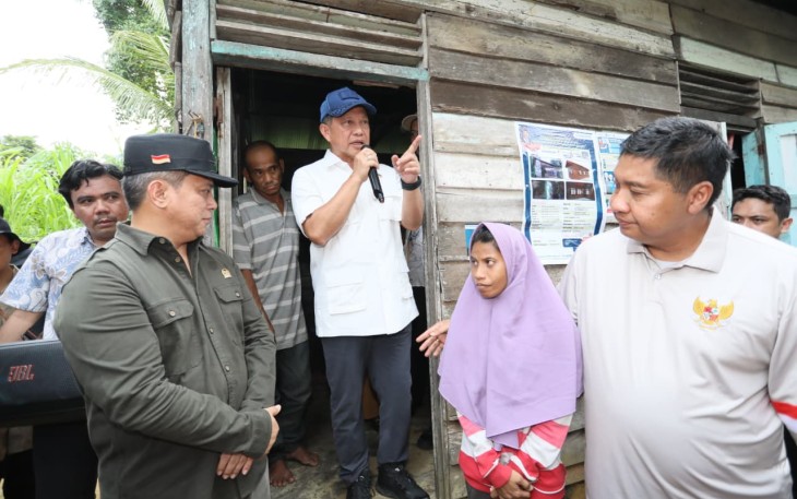 Menteri Dalam Negeri (Mendagri) Muhammad Tito Karnavian bersama Menteri Perumahan dan Kawasan Permukiman (PKP) Maruarar Sirait meninjau persiapan pelaksanaan program Bantuan Stimulan Perumahan Swadaya (BSPS) di Kelurahan Teritip, Kota Balikpapan, Kalimantan Timur (Kaltim)