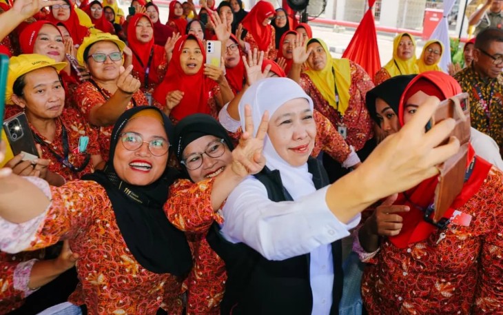 Gubernur Khofifah Bagikan BLT DBHCHT ke Ribuan Buruh Rokok Sampoerna