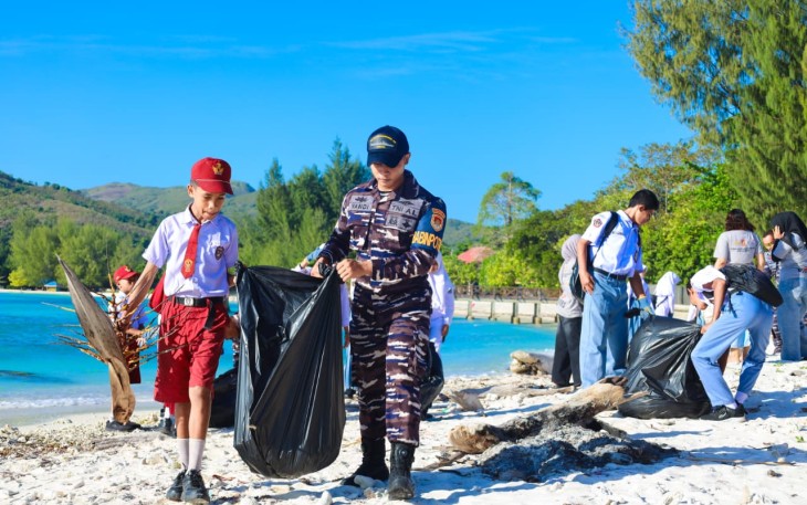 TNI AL Ajak Pelajar Pulau Buru Berburu Sampah Bersihkan Pantai Jikumerasa 