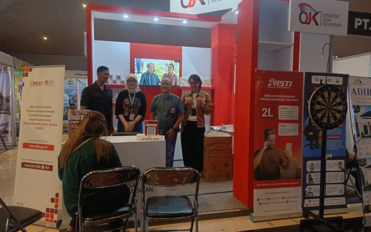  Heri Santosa dari OJK Solo saat mengunjungi stand layanan SLIK dalam "Festival Pembangunan Perumahan Rakyat dan UMKM 2026" di Gedung Wanita Karanganyar, Jumat (10/7/2026)
