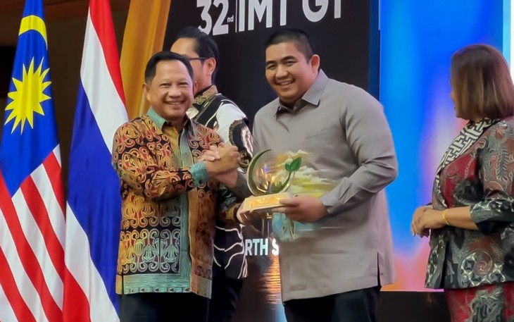 Penghargaan diserahkan dalam rangkaian Gala Dinner 32nd Indonesia-Malaysia-Thailand Growth Triangle (IMT-GT) Ministerial Meeting, Rabu malam (09/09) di Ballroom JW Marriott Hotel Medan, Sumatera Utara.