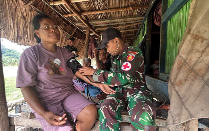 Pelayanan kesehatan satgas Yonarmed 12 Kostrad 