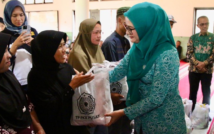 Penyerahan bantuan kepada masyarakat terdampak di Kabupaten Agam, Sumatera Barat (Sumbar).