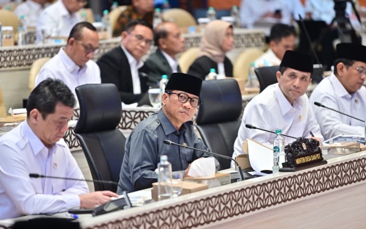 Mendes Yandri didampingi Wamendes Ahmad Riza Patria saat Raker dengan Kemendes PDT di Senayan, Jakarta, Rabu (20/5/2026)