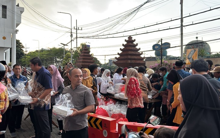 Pembagian takjil kepada masyarakat yang melintas di depan Gedung DPRD Jatim, Jalan Indrapura No. 1, Krembangan, Surabaya, Jumat (13/3/2026) sore.