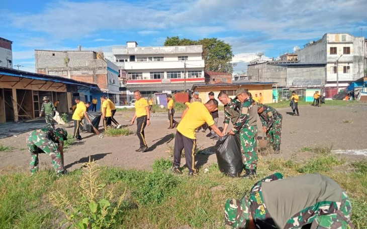 Personil Kodim 1310/Bitung bersama Polres Bitung dan Pemkot Bitung serta unsur masyarakat saat melaksanakan karya Bhakti di area pasar Cita Kelurahan Bitung Timur, Kecamatan Maesa