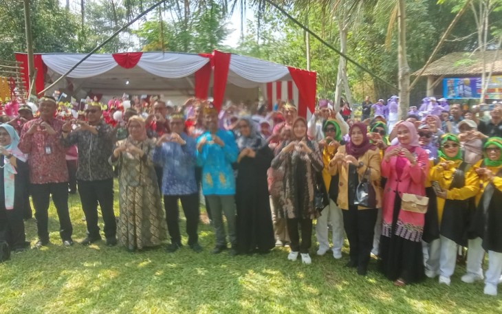 Ratusan peserta mengikuti launching Festival Egrang ke-14 di kawasan Pasar Lumpur, Jember, Sabtu (9/5/2026). Foto: Maria.
