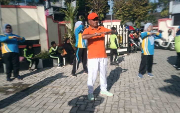 Pengurus, pegawai, relawan PMI Kabupaten Jember bersama siswa dan guru SLB-C Tunagrahita TPA Jember mengikuti senam bersama di halaman Markas PMI Jember dalam rangka memperingati Hari Palang Merah Sedunia 2026, Jumat (08/05/2026).