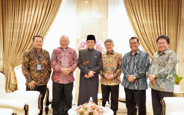 Menag Nasaruddin Umar saat menerima audiensi Ketua KWI Antonius Subianto Bunjamin di Masjid Istiqlal, Jumat (13/3/2026).