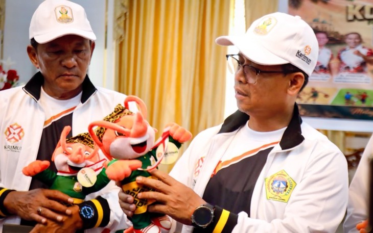 Bupati Karimun Iskandarsyah memberikan keterangan kepada awak media terkait kesiapan Kabupaten Karimun sebagai tuan rumah POPDA X Tingkat Provinsi Kepulauan Riau Tahun 2026. 