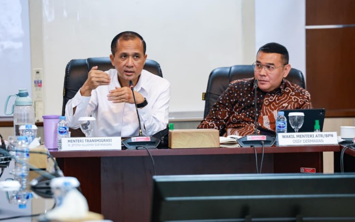 Menteri Transmigrasi M. Iftitah Sulaiman Suryanagara dalam konferensi pers di Kantor Kementerian Transmigrasi, Kalibata, Jakarta Selatan, Rabu (31/12).