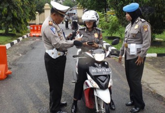 Sat Lantas bersama Seksi Propam Polres Bengkulu Selatan yang dipimpin oleh Kasat Lantas AKP Andrianto, SH bersama Kasi Propam Iptu Yusuf Effendi melaksanakan razia rutin di depan pintu masuk Mapolres Bengkulu Selatan Rabu pagi (01/02/2017).