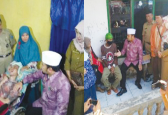 Walikota Bengkulu H. Helmi Hasan Senin (13/02/2017) saat menjenguk warga Kota Bengkulu yang sedang sakit.