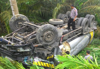 Kondisi truk terbalik di jurang sedalam 15 meter