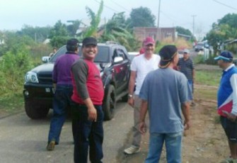 Sekda Kota Bengkulu, Marjon bersama rombongan meninjau gotong royong di RW 5 Kelurahan Bentiring Permai.