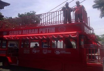 Walikota Bengkulu H Helmi Hasan nampak mengecek kenyamanan bus pariwisata di Balai Kota 