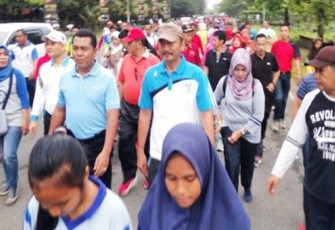 Nampak Sekda Kota Bengkulu dan Kapolres Kota Bengkulu mengikuti jalan satai, Minggu (12/03/2017).