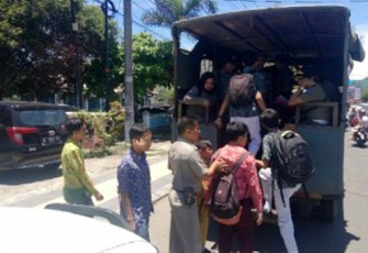 Puluhan Pelajar Diciduk Satpol PP saat sedang keluyuran di jam sekolah, Rabu (08/03/2017). 
