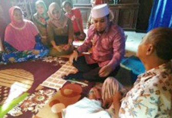 Walikota Helmi Hasan saat menjenguk warganya yang sakit