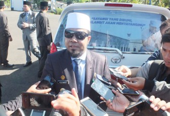 Walikota Helmi Hasan saat diwawancarai awak media usai  memimpin upacara peringatan HUT Kota Bengkulu ke 298 di Halaman Kantor Walikota Bengkulu, Jumat (17/3) kemarin