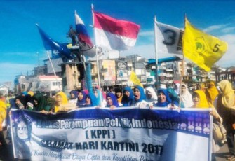 KPPI Bengkulu saat menggelar aksi peringatan Hari Kartini di Simpang Lima Ratu Samban, Kota Bengkulu, Jumat (21/04) pagi. 