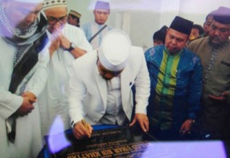 Walikota Bengkulu Helmi Hasan saat meresmikan masjid Umar Bin Khatab berkubah hijau di Jalan Kalimantan Merpati 12, Kelurahan Rawa Makmur Permai, Kota Bengkulu, Jumat (21/4). 
