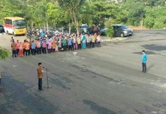 Marjon saat menjadi pembina apel gabungan di halaman Kantor Walikota, Bentiring, Kamis (13/04).