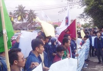 Aksi demonstrasi di halaman kantor DPRD Provinsi Bengkulu, Jumat (12/05)