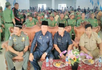 737 anggota Perlindungan Masyarakat (Linmas) Kota Bengkulu dikukuhkan di Balai Adat, Kota Bengkulu, Senin (22/5).