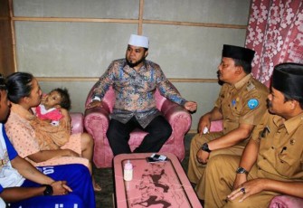 Walikota Bengkulu H. Helmi Hasan saat mengunjungi bayi umur 11 bulan penderita fungsi hati bernama Gita Latifa Ramadhan di Jalan dua jalur, Pos Giro RT 17 RW 03, Kelurahan Bentiring Permai, Kecamatan Muara Bangkahulu, Selasa (23/5) pagi. 
