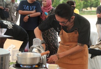 Coffee Festival-Barista sedang demonstrasi meracik kopi