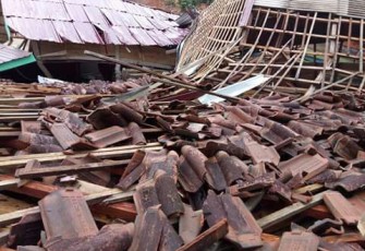 Rumah warga nampak rata terterjang longsor