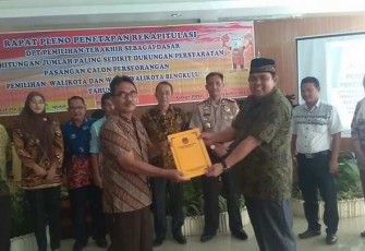 Ketua KPU Darlinsyah menyerahkan Hasil Pleno Rekapitulasi dengan Ketua Panwaslu Ir Sugiharto