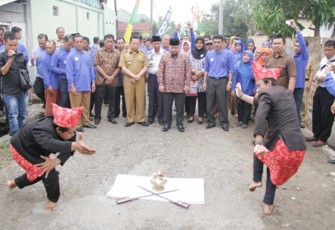 Walikota Helmi secara resmi meluncurkan program pencegahan dan peningkatan kualitas kawasan permukiman kumuh kota Bengkulu di kawasan Keluarahan Lempuing.