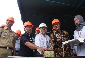 Enggano - Switch On, Bersama Plt Sekda, Perwakilan Pemkab Bengkulu Utara dan GM PT PLN Sumsel-Jambi-Bengkulu, Membuka Ruangan PLTD.