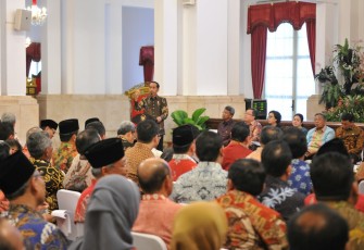 Plt Gubernur Rohidin Mersyah mendengarkan paparan Presiden RI Joko Widodo di Istana Negara Jakarta.